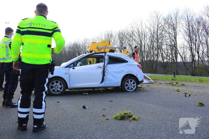 Beveiliger slaat met auto over de kop