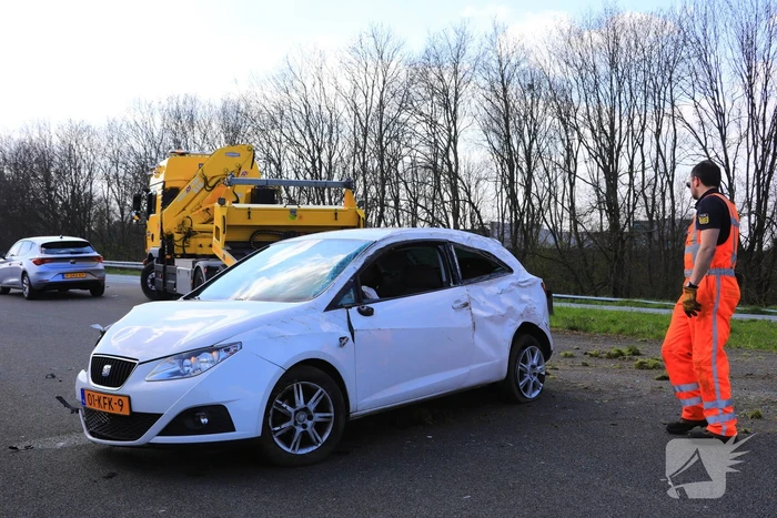 Beveiliger slaat met auto over de kop
