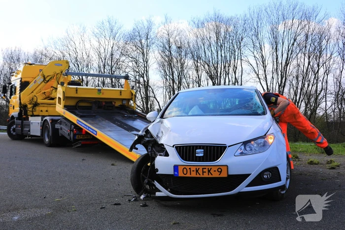 Beveiliger slaat met auto over de kop