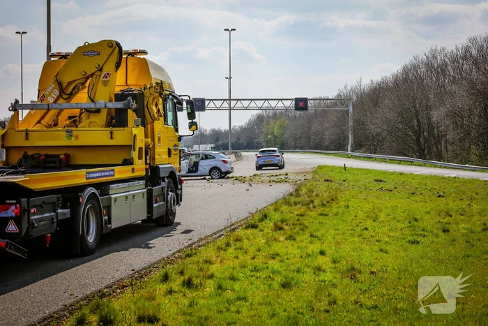 Beveiliger slaat met auto over de kop