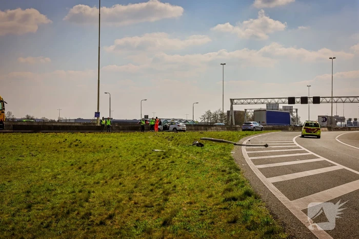 Beveiliger slaat met auto over de kop
