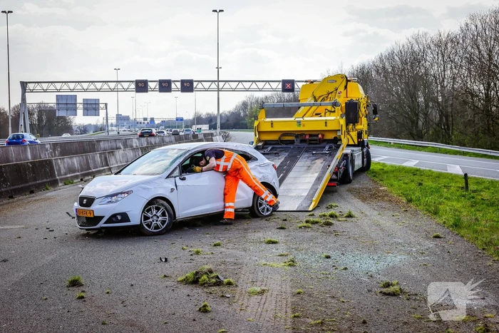Beveiliger slaat met auto over de kop