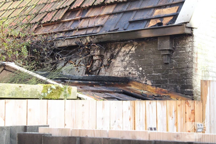 Brand in hok met haardhout slaat over naar schuur