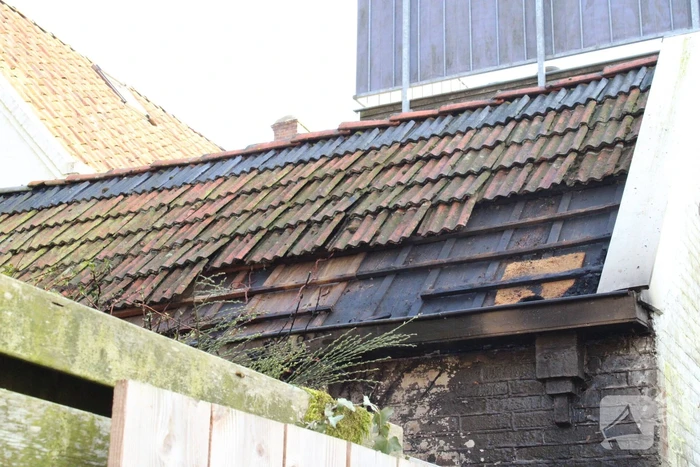 Brand in hok met haardhout slaat over naar schuur