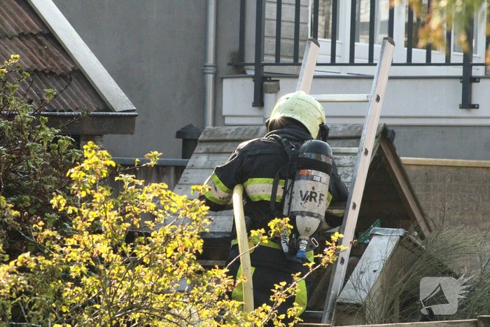 Brand in hok met haardhout slaat over naar schuur