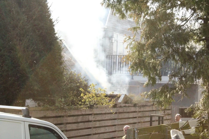 Brand in hok met haardhout slaat over naar schuur