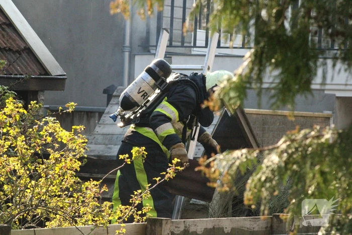 Brand in hok met haardhout slaat over naar schuur