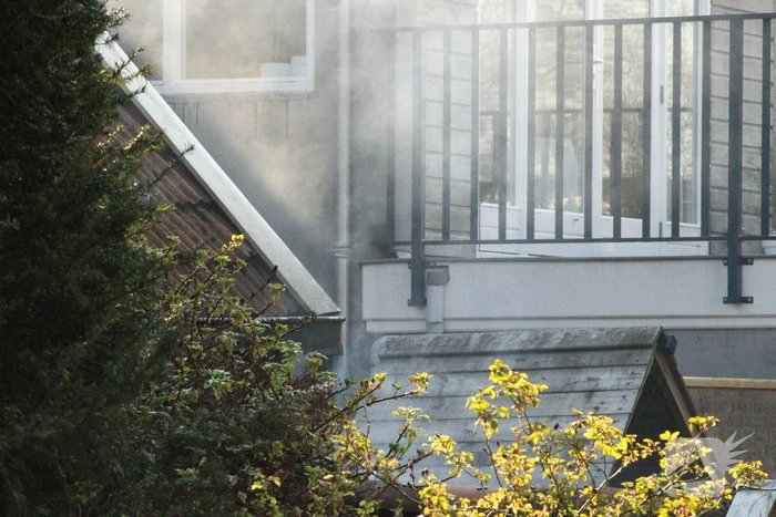 Brand in hok met haardhout slaat over naar schuur