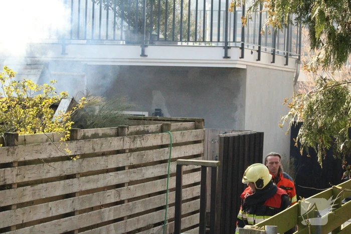 Brand in hok met haardhout slaat over naar schuur