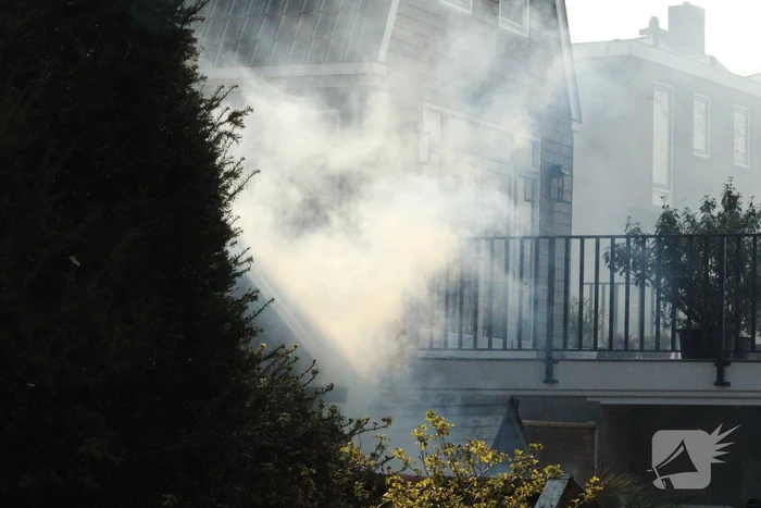 Brand in hok met haardhout slaat over naar schuur