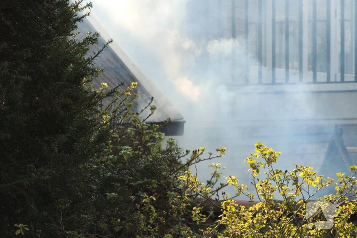 Brand in hok met haardhout slaat over naar schuur