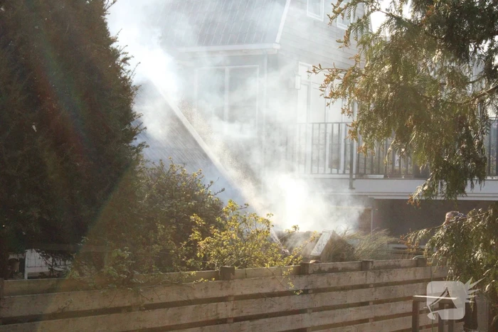 Brand in hok met haardhout slaat over naar schuur