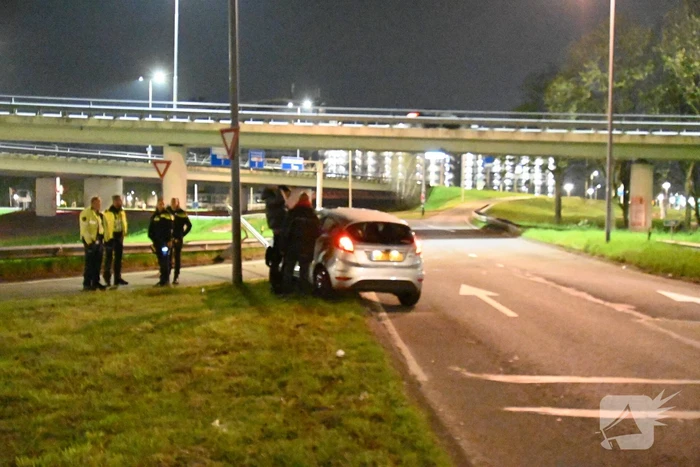 Bestuurder valt in slaap en klapt op lichtmast