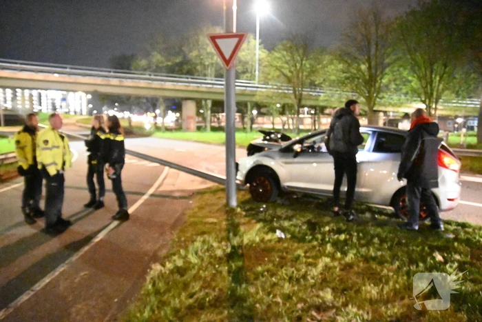 Bestuurder valt in slaap en klapt op lichtmast