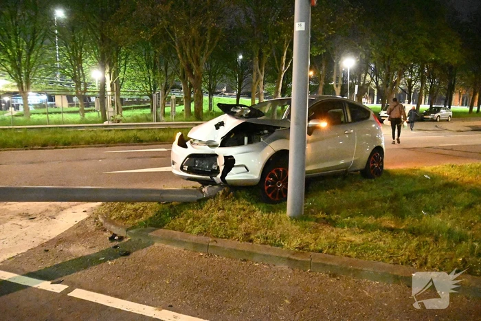 Bestuurder valt in slaap en klapt op lichtmast