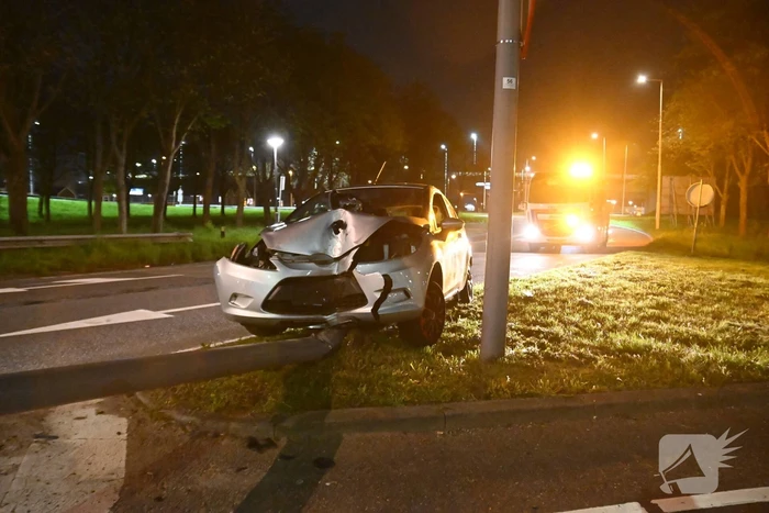 Bestuurder valt in slaap en klapt op lichtmast