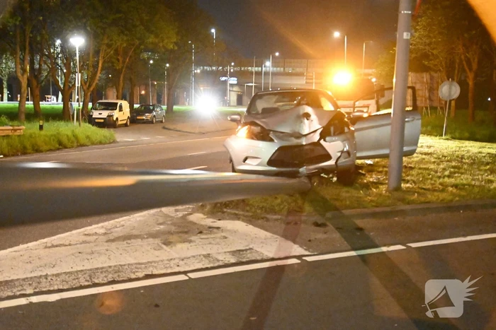 Bestuurder valt in slaap en klapt op lichtmast