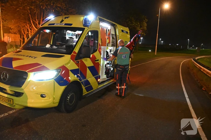 Bestuurder valt in slaap en klapt op lichtmast