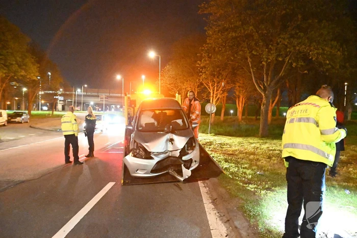 Bestuurder valt in slaap en klapt op lichtmast