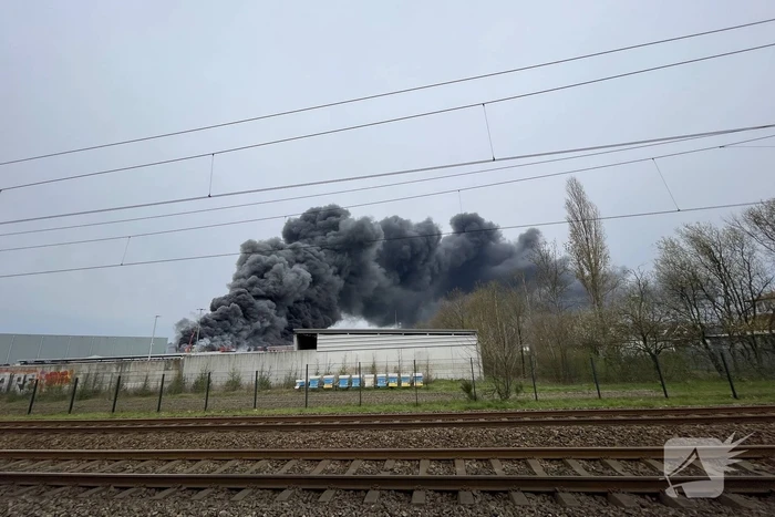 Zeer grote brand verwoest bedrijfspand
