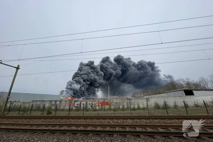 Zeer grote brand verwoest bedrijfspand