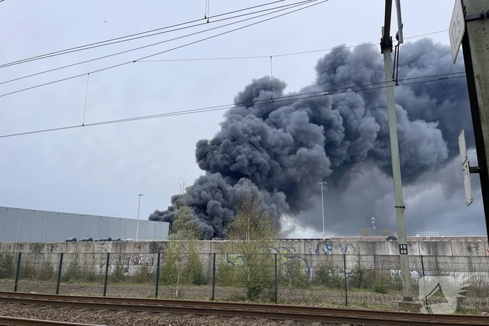 Zeer grote brand verwoest bedrijfspand