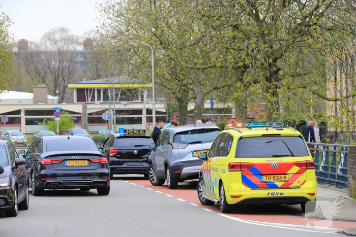 Automobilist botst op afslaande lesauto