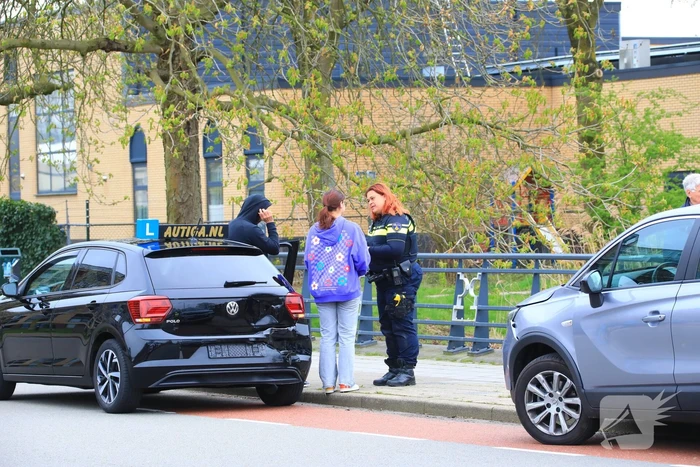 Automobilist botst op afslaande lesauto