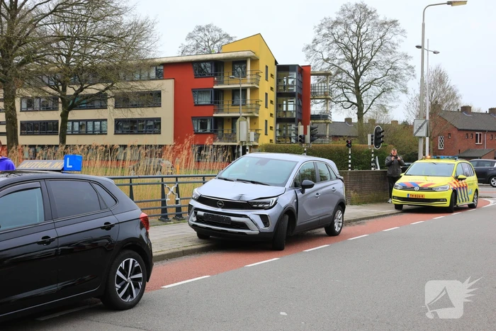 Automobilist botst op afslaande lesauto