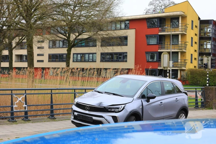 Automobilist botst op afslaande lesauto
