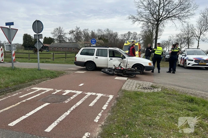 Bestuurder van brommer gewond bij botsing met auto