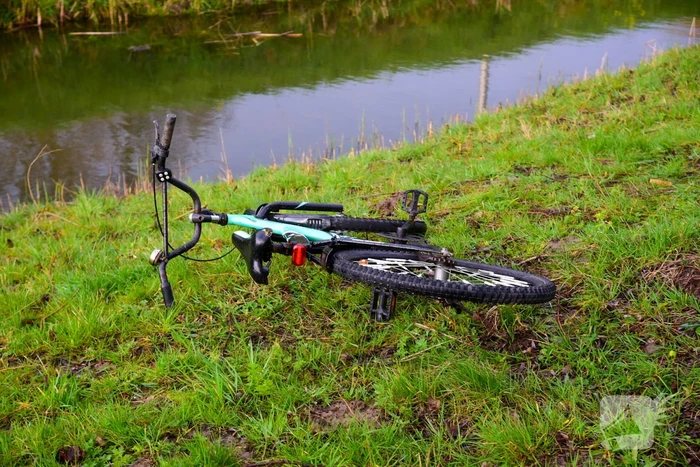 Fiets aangetroffen langs waterkant