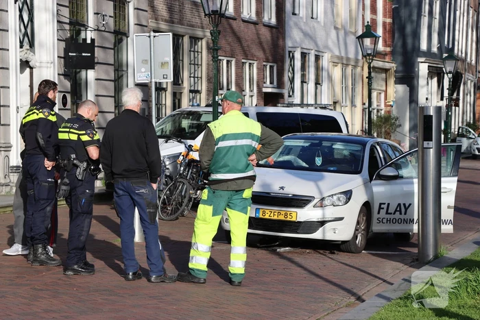 Automobiliste botst op beweegbare paal