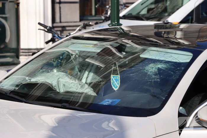 Automobiliste botst op beweegbare paal