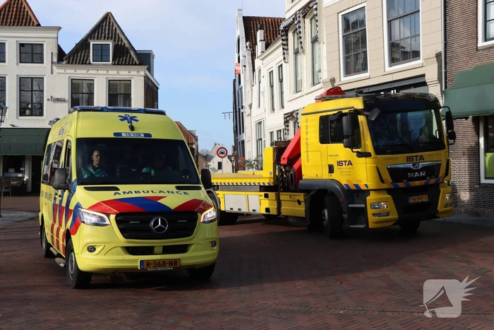Automobiliste botst op beweegbare paal