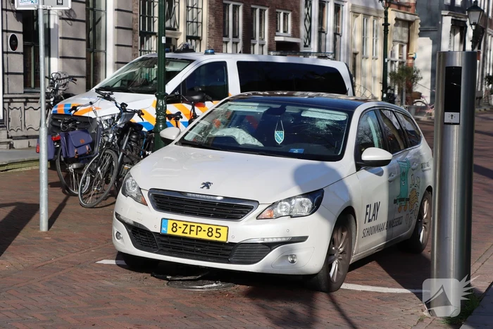 Automobiliste botst op beweegbare paal