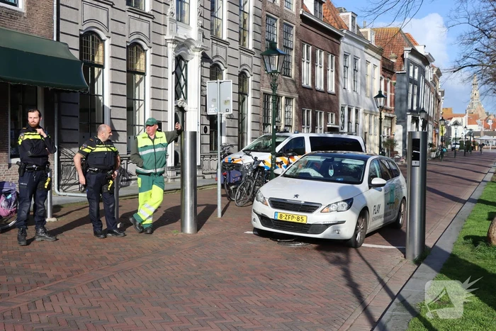 Automobiliste botst op beweegbare paal