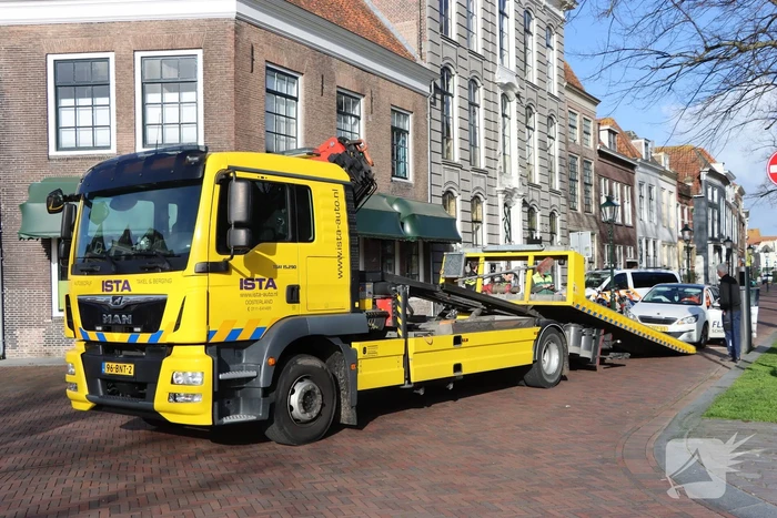 Automobiliste botst op beweegbare paal