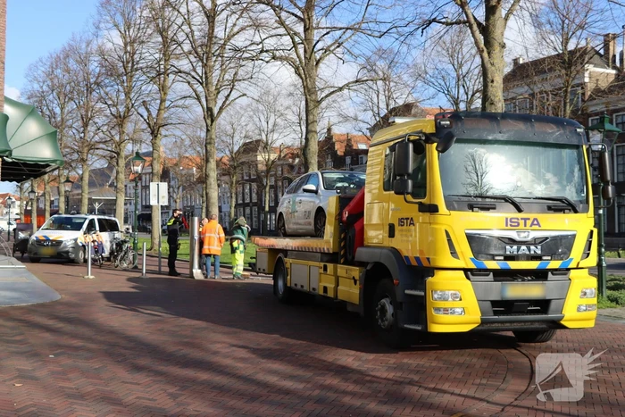 Automobiliste botst op beweegbare paal