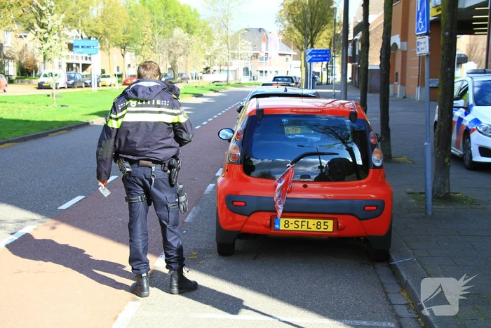 Man op fiets gewond bij botsing met auto