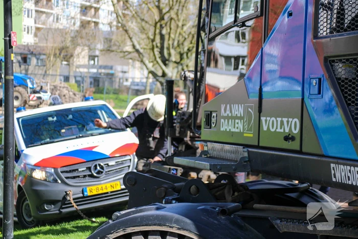 Graafmachine schiet politie te hulp