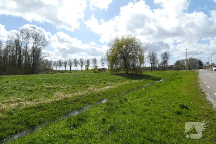 Traumahelikopter landt naast snelweg