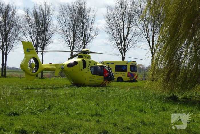 Traumahelikopter landt naast snelweg