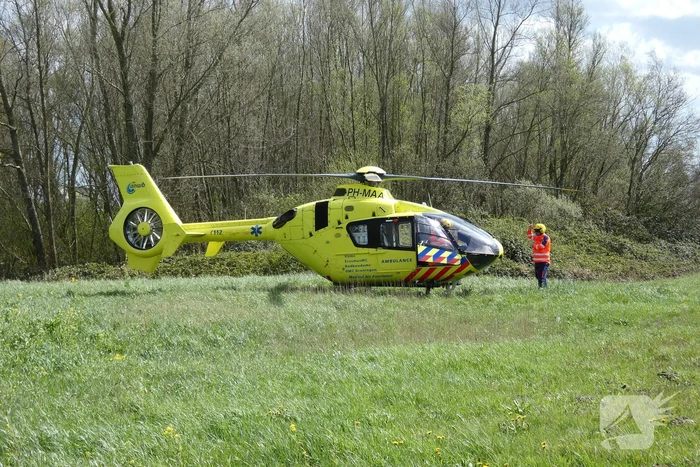 Traumahelikopter landt naast snelweg
