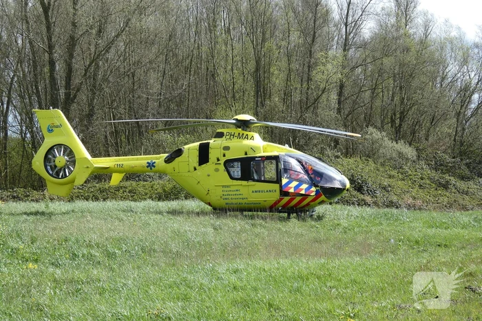 Traumahelikopter landt naast snelweg
