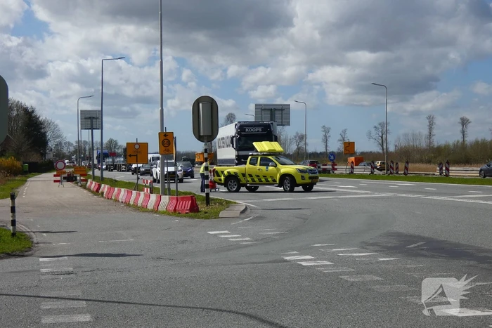 Traumahelikopter landt naast snelweg