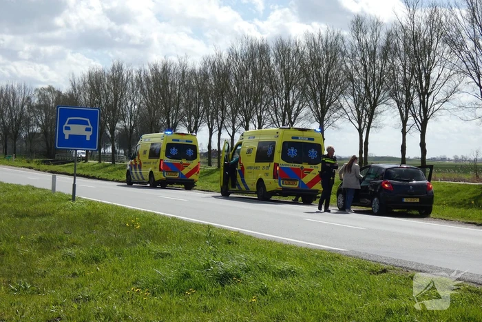 Traumahelikopter landt naast snelweg