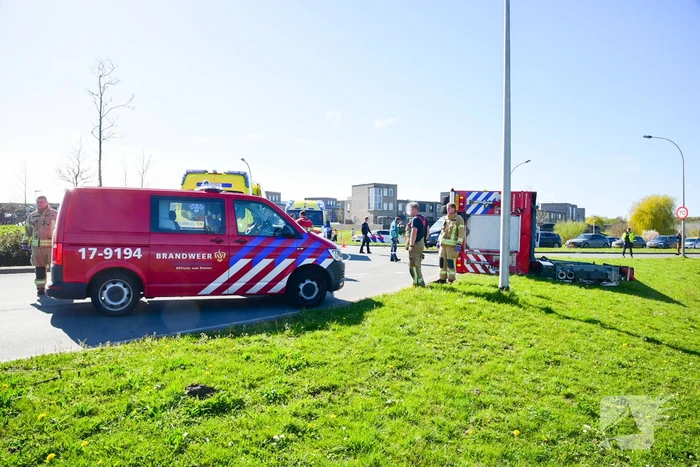 Brandweervoertuig op de zijkant tijdens spoedrit
