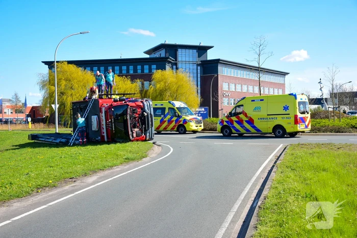 Brandweervoertuig op de zijkant tijdens spoedrit