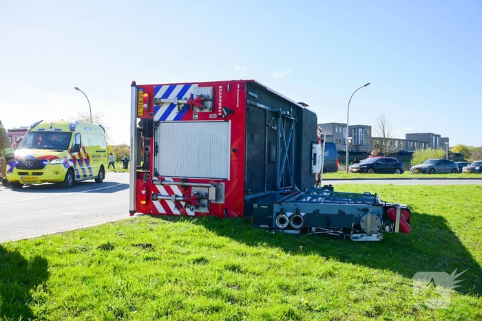 Brandweervoertuig op de zijkant tijdens spoedrit